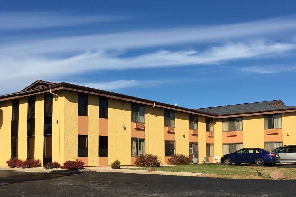 Econo Lodge Inn & Suites Wisconsin Dells Exterior photo