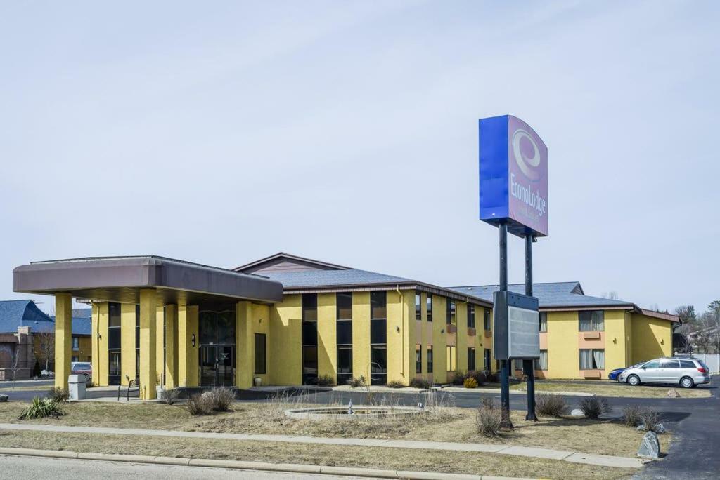 Econo Lodge Inn & Suites Wisconsin Dells Exterior photo